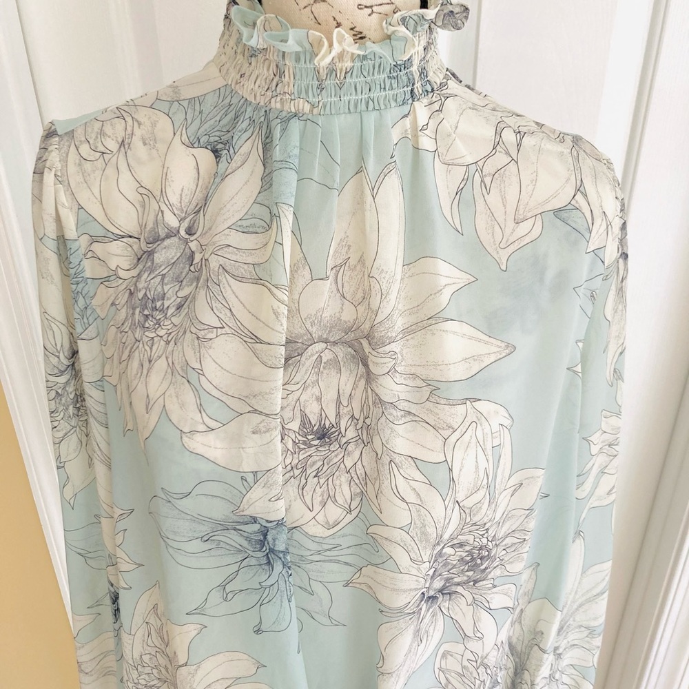 ✨Vince Camuto Mock-Neck Blouse✨ - Picture 3 of 10